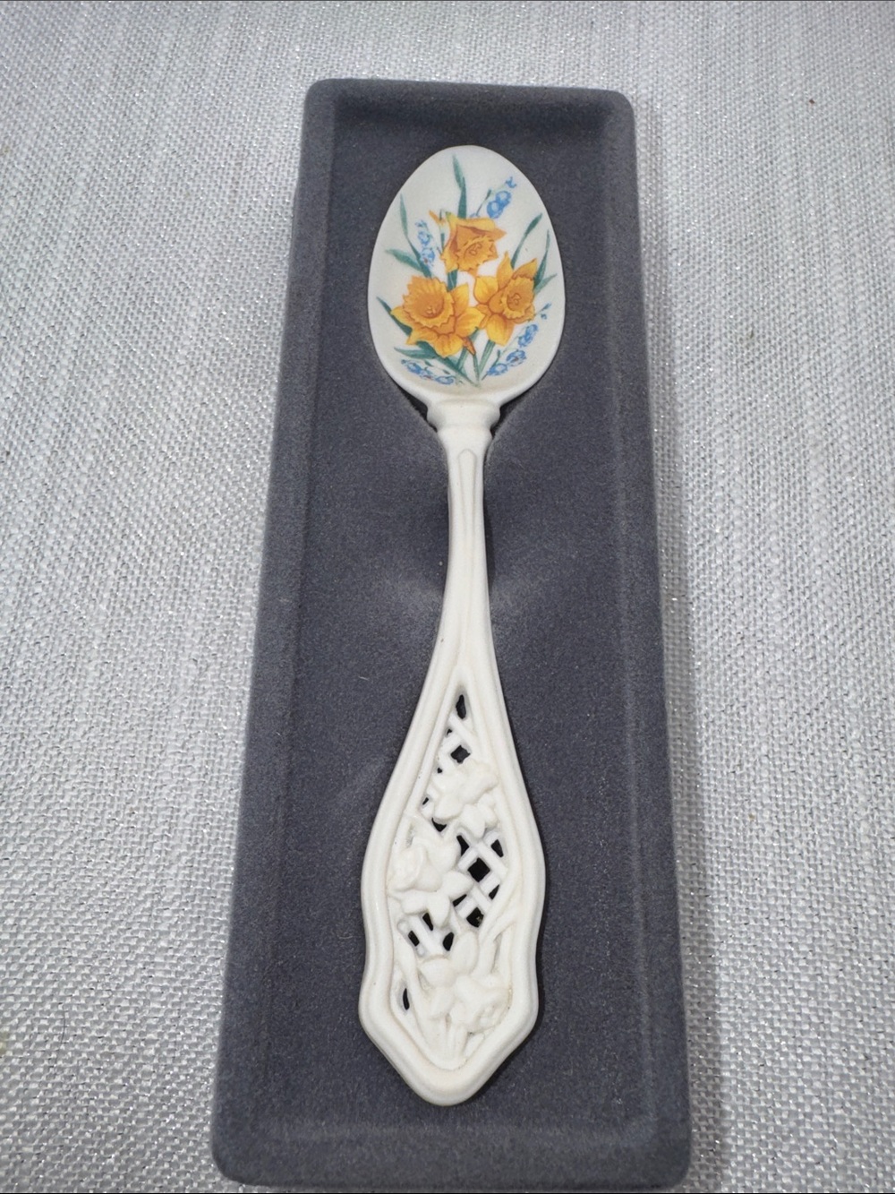 Avon Dadfodil spoon "American Favorites" Porcelain Daffodil Spoon 1988 vintage